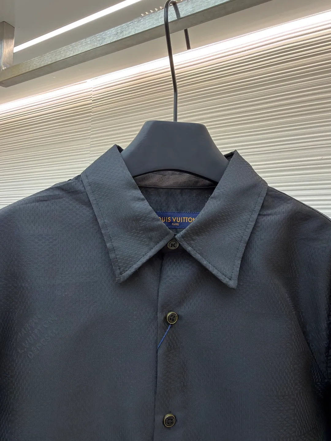 LOUIS VUITTON checkerboard jacquard long-sleeved shirt ●Original version: purchased and developed by 7269 ●Item number: 1681030-A85 ●Fabric: mulberry silk fabric ●Technology: full-width jacquard production ●Version: fitted version ●Weight: about 285 grams ●Size: S-M-L-XL ●Description: Customized mulberry silk jacquard fabric, 75D high temperature, fermented fabric wash, customized buttons, customized logo, jacquard embellishment to upgrade the gorgeous style of woolen evening suit with exquisite luster texture. The overall wiring is straight and delicate, the fabric is comfortable and soft, and the color is consistent without color difference. It can be matched with the same style to create a fashionable look and control various occasions. Customized accessories, complete with three standards, same style for men and women!